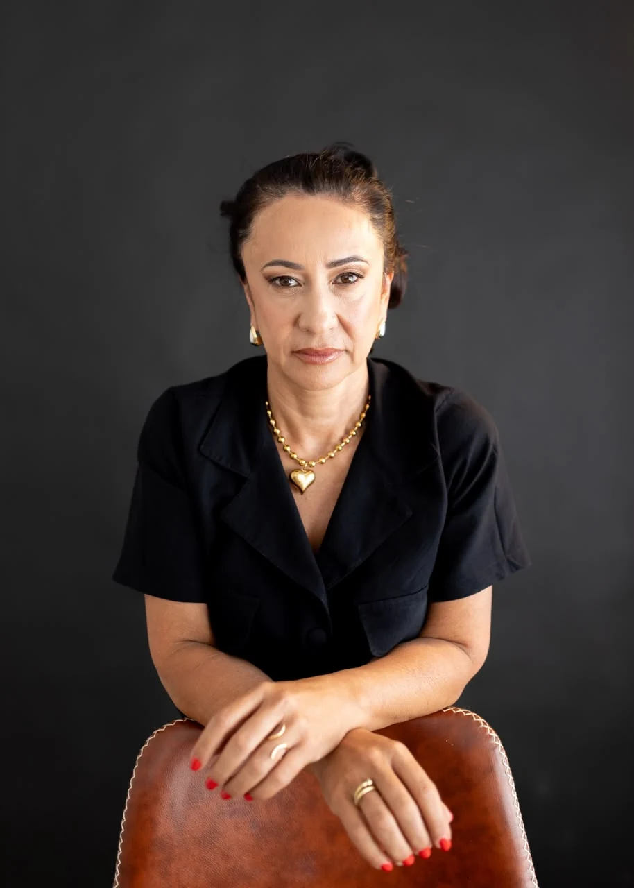 Dra. Elizandra Ávalos em retrato profissional com fundo escuro