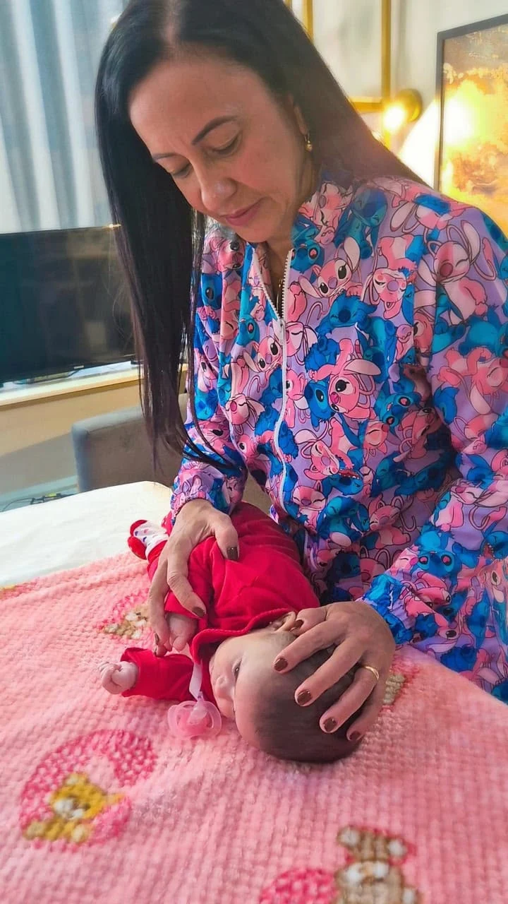 Dra. Elizandra realizando atendimento delicado em um bebê